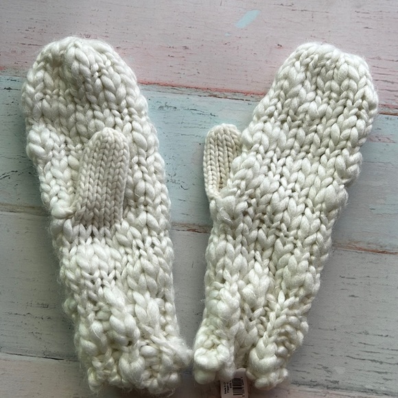 Gap cable knit mittens New with tag - Picture 2 of 9